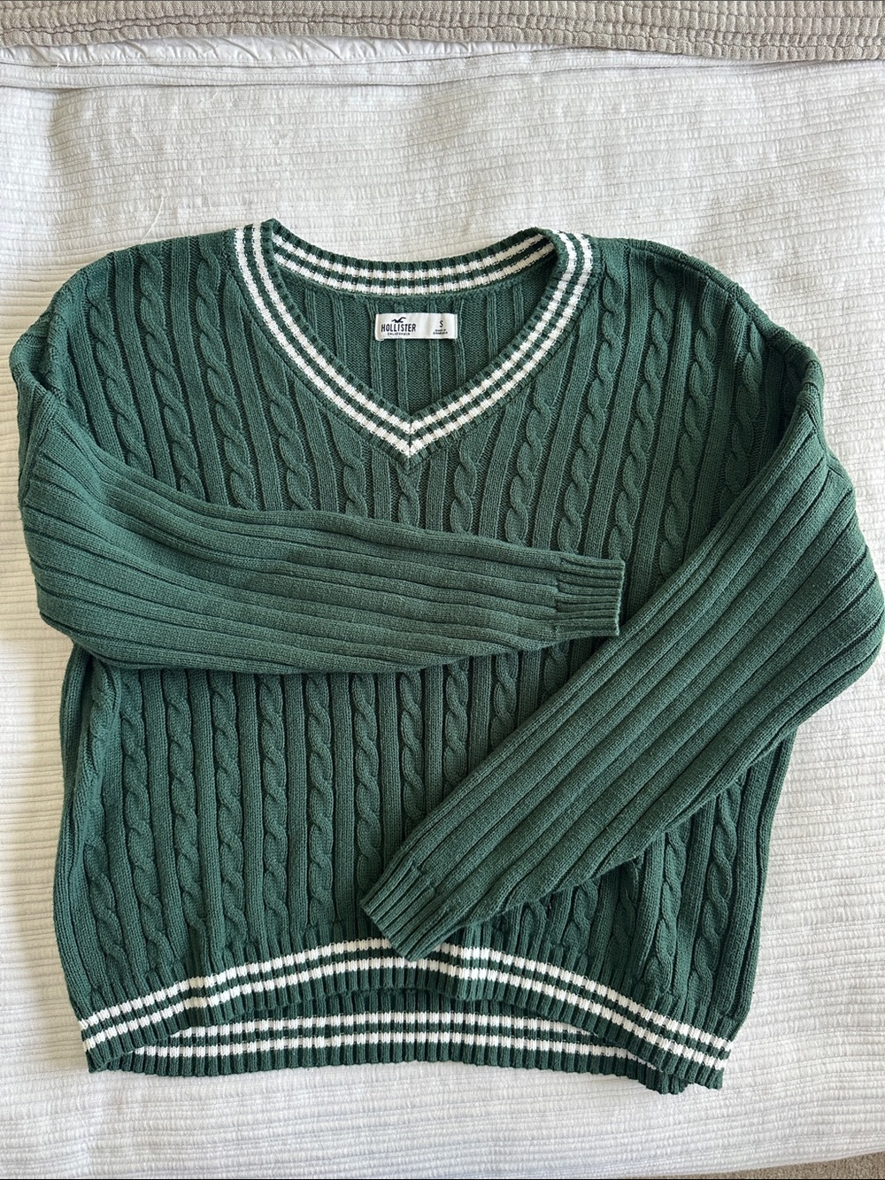 Hollister Forest Green Cable Knit V‑Neck Sweater with White Stripe